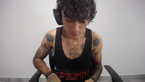 Snapshot of present_the_magic chatting on February 13, 2:56 am Plux online show from February 13, 2:56 am