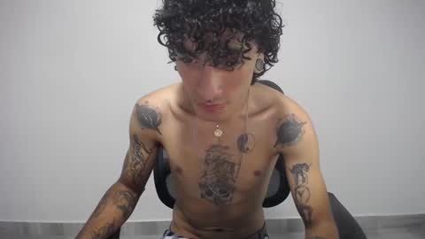 Snapshot of present_the_magic chatting on February 17, 9:19 pm Plux online show from February 17, 9:19 pm