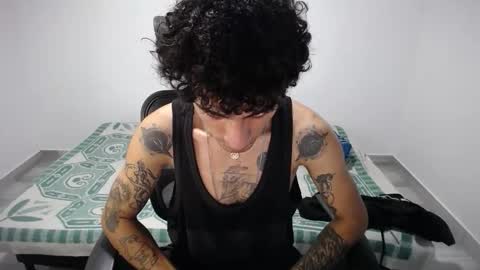 Snapshot of present_the_magic chatting on October 22, 7:46 pm Plux online show from October 22, 7:46 pm