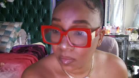 Snapshot of pretty69queen chatting on June 23, 7:12 pm Yasmine pretty online show from June 23, 7:12 pm