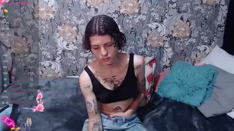 Snapshot of pretty_cristal22 chatting on May 24, 12:32 pm pretty_cristal22 online show from May 24, 12:32 pm