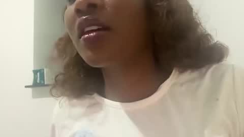 Snapshot of pretty_ellsie chatting on September 19, 9:15 pm independent model online show from September 19, 9:15 pm