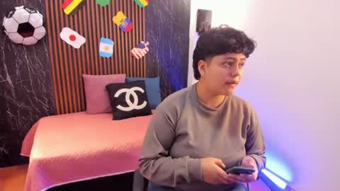 Snapshot of pretty_honey22 chatting on June 20, 1:30 am pretty_honey22 online show from June 20, 1:30 am