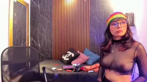 Snapshot of pretty_honey22 chatting on June 27, 12:59 am pretty_honey22 online show from June 27, 12:59 am