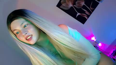 Snapshot of pretty_little_baby28 chatting on October 8, 4:54 am Flor online show from October 8, 4:54 am