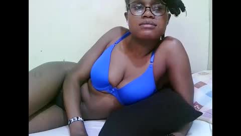 Snapshot of pretty_mellan chatting on February 2, 10:39 pm pretty_mellan online show from February 2, 10:39 pm