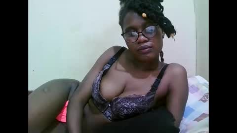 Snapshot of pretty_mellan chatting on February 4, 8:28 pm pretty_mellan online show from February 4, 8:28 pm