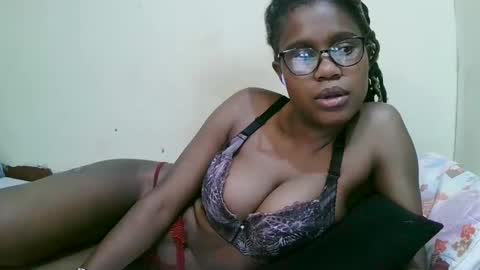 Snapshot of pretty_mellan chatting on March 6, 7:03 am pretty_mellan online show from March 6, 7:03 am