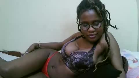 Snapshot of pretty_mellan chatting on March 6, 10:36 pm pretty_mellan online show from March 6, 10:36 pm