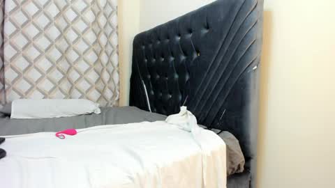 pretty_peshy online show from May 2, 3:11 am