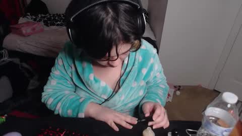 Snapshot of prettyandpeachy chatting on January 17, 12:37 am Mistress Mallad online show from January 17, 12:37 am