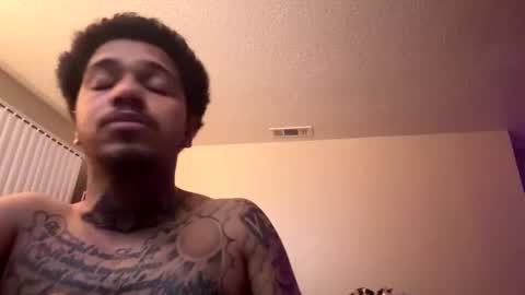 prettyypinkk3 online show from April 22, 7:44 am