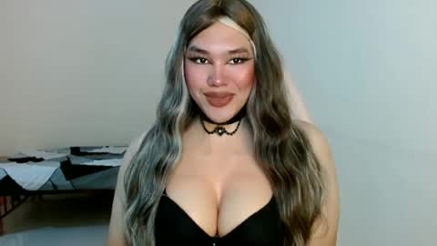 Snapshot of prettybad_angel chatting on June 17, 1:41 am MIAH online show from June 17, 1:41 am