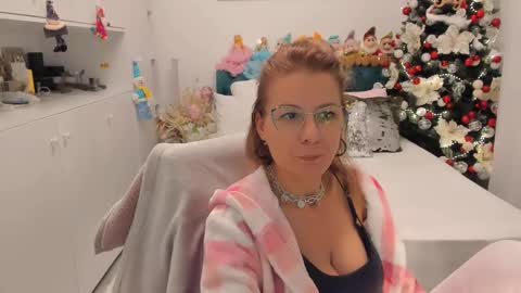 Snapshot of prettyblackeyes chatting on December 9, 1:29 am wilma online show from December 9, 1:29 am