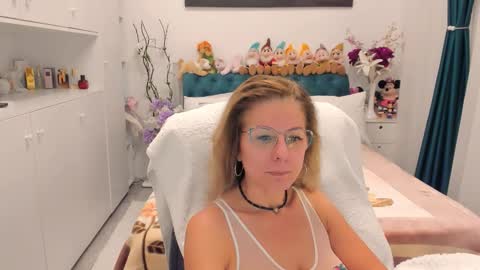 Snapshot of prettyblackeyes chatting on October 7, 6:32 am wilma online show from October 7, 6:32 am