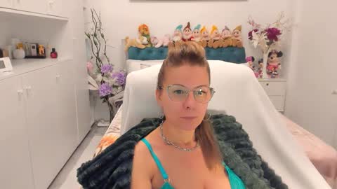 Snapshot of prettyblackeyes chatting on October 18, 9:26 pm wilma online show from October 18, 9:26 pm