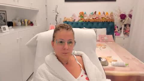 Snapshot of prettyblackeyes chatting on October 31, 8:43 pm wilma online show from October 31, 8:43 pm