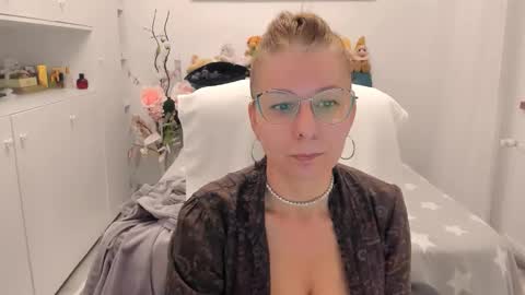 Snapshot of prettyblackeyes chatting on November 22, 8:19 pm wilma online show from November 22, 8:19 pm