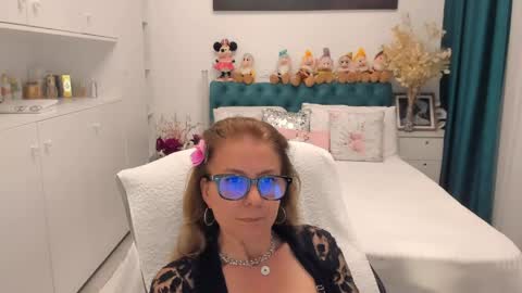 Snapshot of prettyblackeyes chatting on June 3, 8:03 pm wilma online show from June 3, 8:03 pm