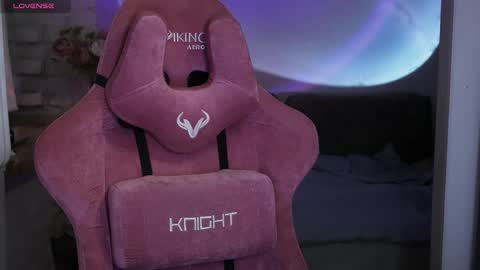 Snapshot of prettybones chatting on December 13, 11:43 pm Violet online show from December 13, 11:43 pm