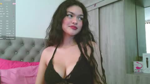 Snapshot of prettyemma_ chatting on February 9, 5:01 pm Emma  online show from February 9, 5:01 pm