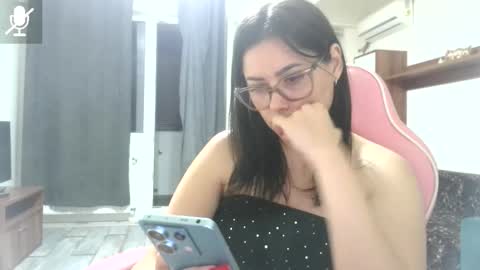 Snapshot of prettyjulliette chatting on June 1, 10:11 pm prettyjulliette online show from June 1, 10:11 pm