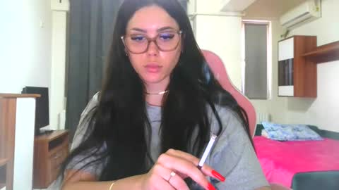 Snapshot of prettyjulliette chatting on June 27, 3:50 pm prettyjulliette online show from June 27, 3:50 pm