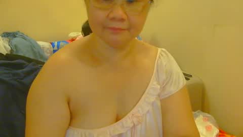 Snapshot of prettynhing chatting on June 28, 2:06 am Nhing online show from June 28, 2:06 am