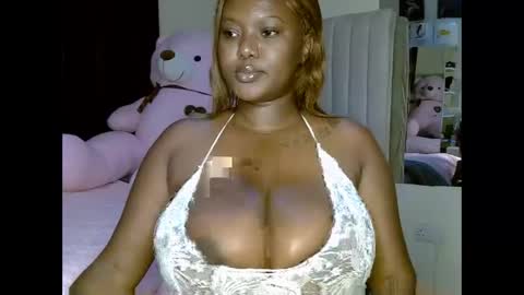 Snapshot of prettypearl_ chatting on February 23, 3:51 pm pearl online show from February 23, 3:51 pm