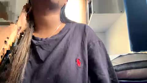 Snapshot of prettyyalisha chatting on April 15, 2:35 pm prettyyalisha online show from April 15, 2:35 pm