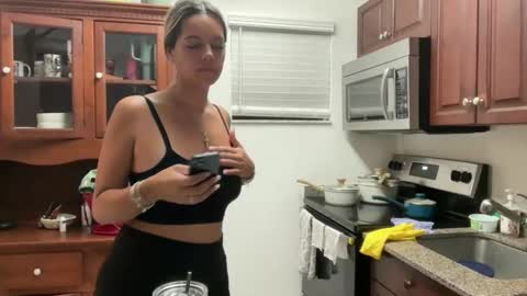 Snapshot of prettyyykittyyy22 chatting on November 17, 1:11 am prettyyykittyyy22 online show from November 17, 1:11 am