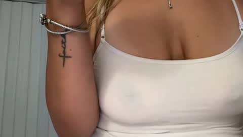 Snapshot of prettyyykittyyy22 chatting on April 28, 4:28 am prettyyykittyyy22 online show from April 28, 4:28 am