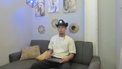 prince_arthur77 online show from February 2, 12:46 pm