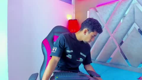 prince_arthur77 online show from April 15, 1:51 pm