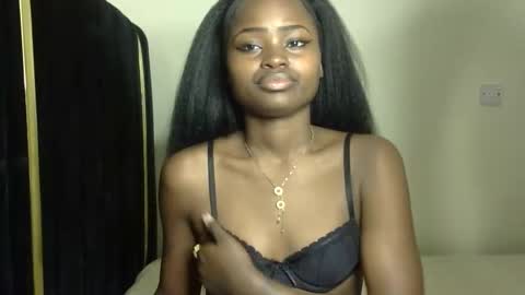 Snapshot of princess_bee1 chatting on October 1, 1:22 am princess online show from October 1, 1:22 am