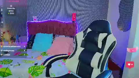 Snapshot of princess_skinny18 chatting on July 17, 8:03 pm princess_skinny18 online show from July 17, 8:03 pm