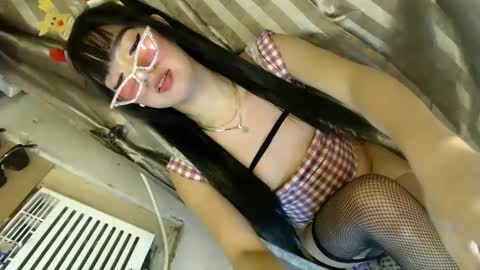 Snapshot of princess_thea123 chatting on January 27, 4:41 am  My Love online show from January 27, 4:41 am