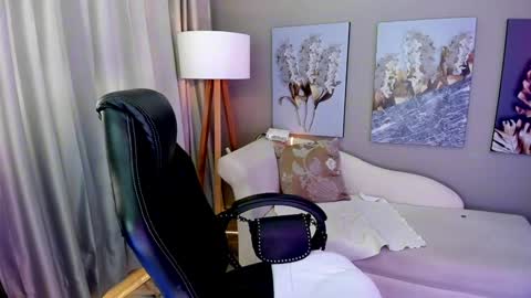 Priya Rose online show from December 4, 6:39 pm