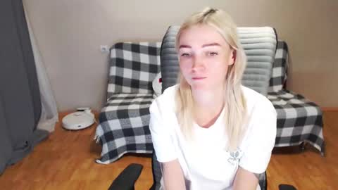 Snapshot of puma_ma chatting on December 1, 1:27 pm Polly online show from December 1, 1:27 pm