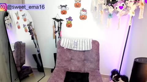 Snapshot of purple_ema chatting on October 2, 6:59 pm purple_ema online show from October 2, 6:59 pm