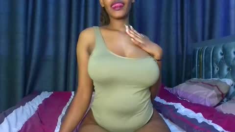 Snapshot of queen321850 chatting on December 18, 6:41 am queen321850 online show from December 18, 6:41 am