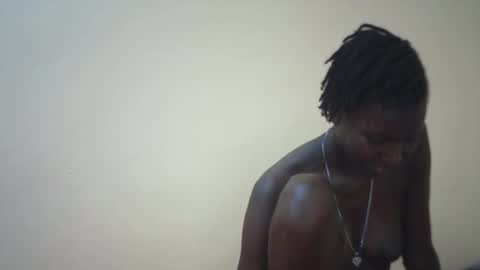 Snapshot of queen_0012 chatting on March 30, 11:33 am asher online show from March 30, 11:33 am