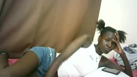 Snapshot of queen_0012 chatting on April 15, 11:28 am asher online show from April 15, 11:28 am