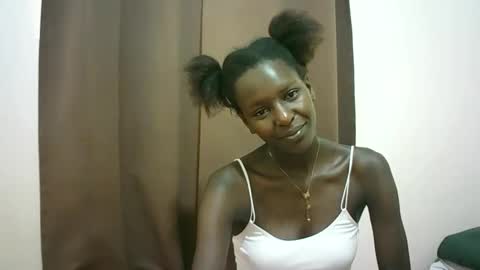 Snapshot of queen_0012 chatting on April 18, 7:23 am asher online show from April 18, 7:23 am