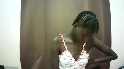 Snapshot of queen_0012 chatting on April 19, 8:22 pm asher online show from April 19, 8:22 pm