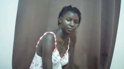 Snapshot of queen_0012 chatting on May 1, 9:03 am asher online show from May 1, 9:03 am