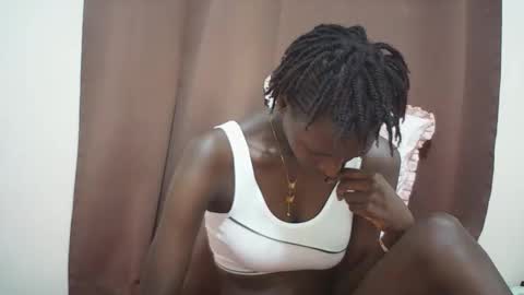 Snapshot of queen_0012 chatting on May 4, 6:31 am asher online show from May 4, 6:31 am