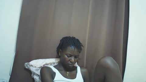 Snapshot of queen_0012 chatting on May 15, 7:04 am asher online show from May 15, 7:04 am