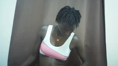 Snapshot of queen_0012 chatting on May 15, 9:00 pm asher online show from May 15, 9:00 pm