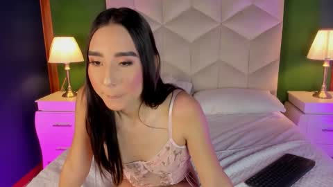 Snapshot of queen__violet chatting on February 18, 1:10 am Queen Violet online show from February 18, 1:10 am